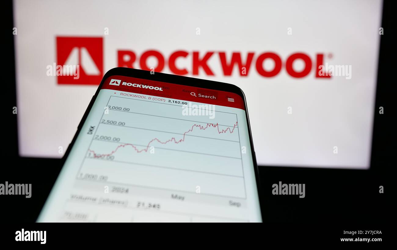 Smartphone avec site Web de la société danoise de laine minérale Rockwool COMME sur l'écran devant le logo de l'entreprise. Concentrez-vous sur le coin supérieur gauche de l'écran du téléphone. Banque D'Images