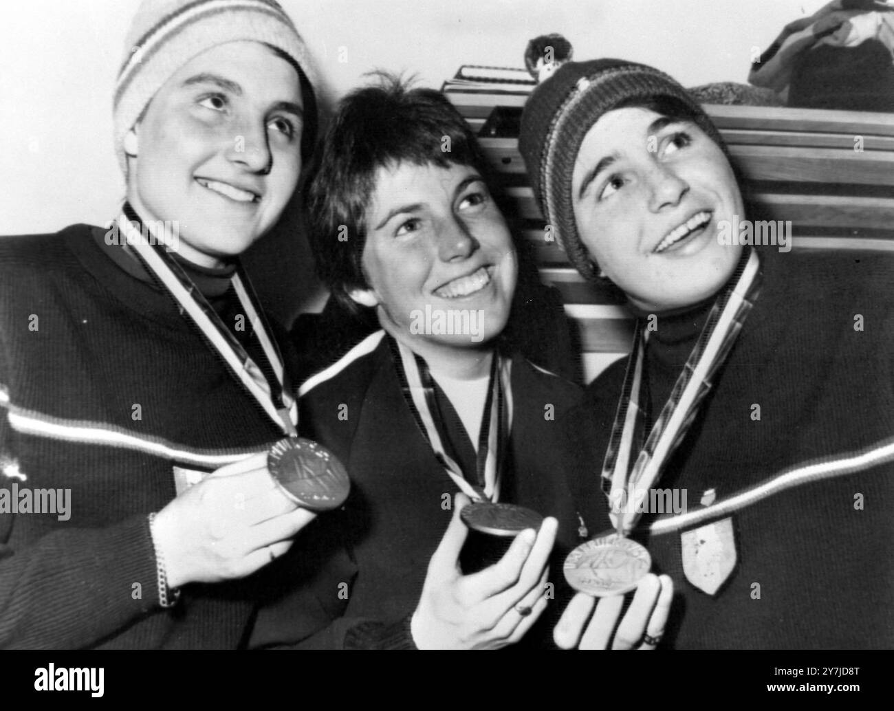 CHRISTINE ET MARIELLE GOITSCHEL AVEC JEAN SAUBERT MÉDAILLÉS À INNSBRUCK AUX JEUX OLYMPIQUES D'HIVER / ; 3 FÉVRIER 1964 Banque D'Images