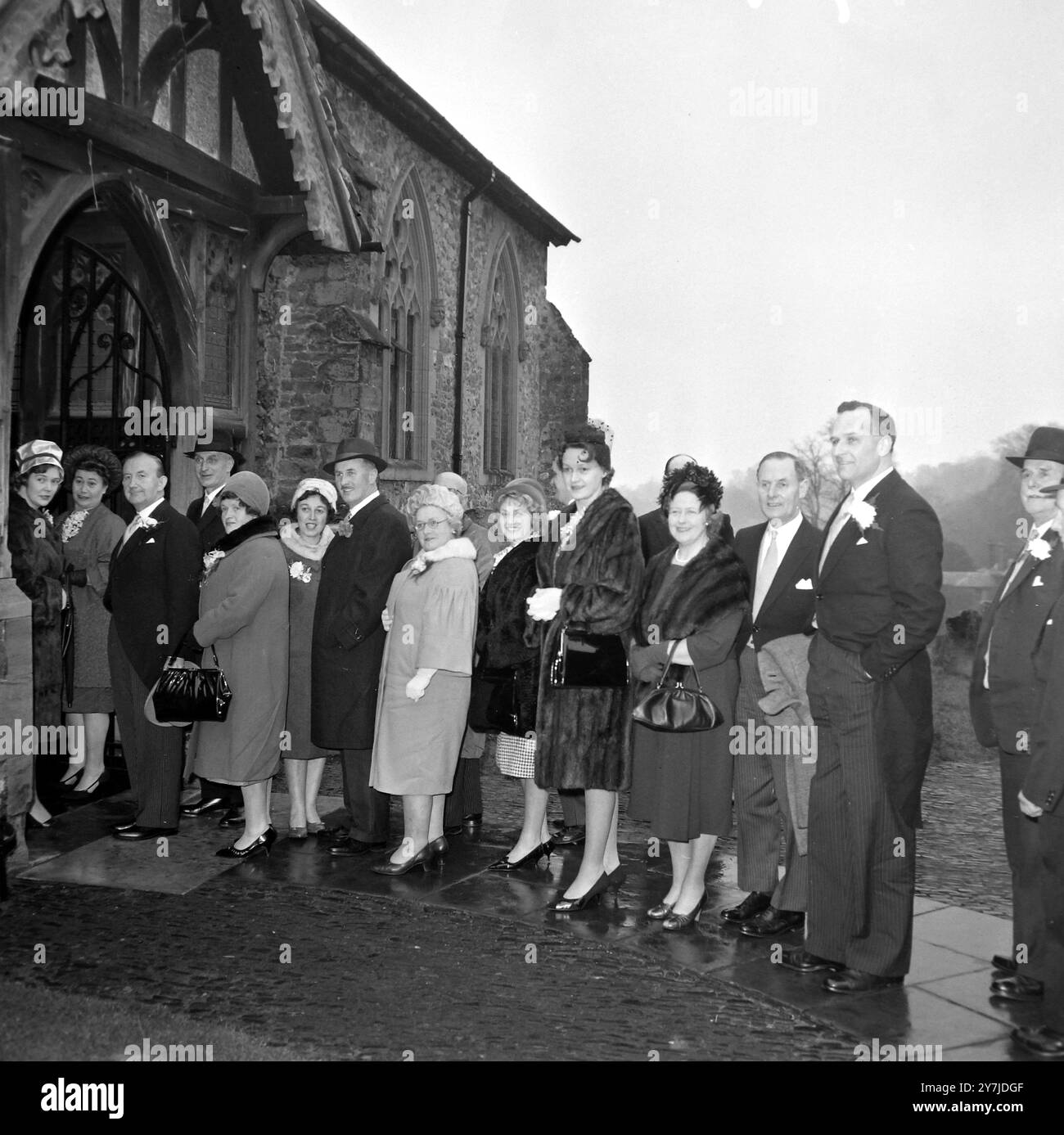 WILLIAM LITHGOW ET VALERIE SCOTT SE MARIENT À WESTERHAM INVITÉS DE MARIAGE ; 31 JANVIER 1964 Banque D'Images