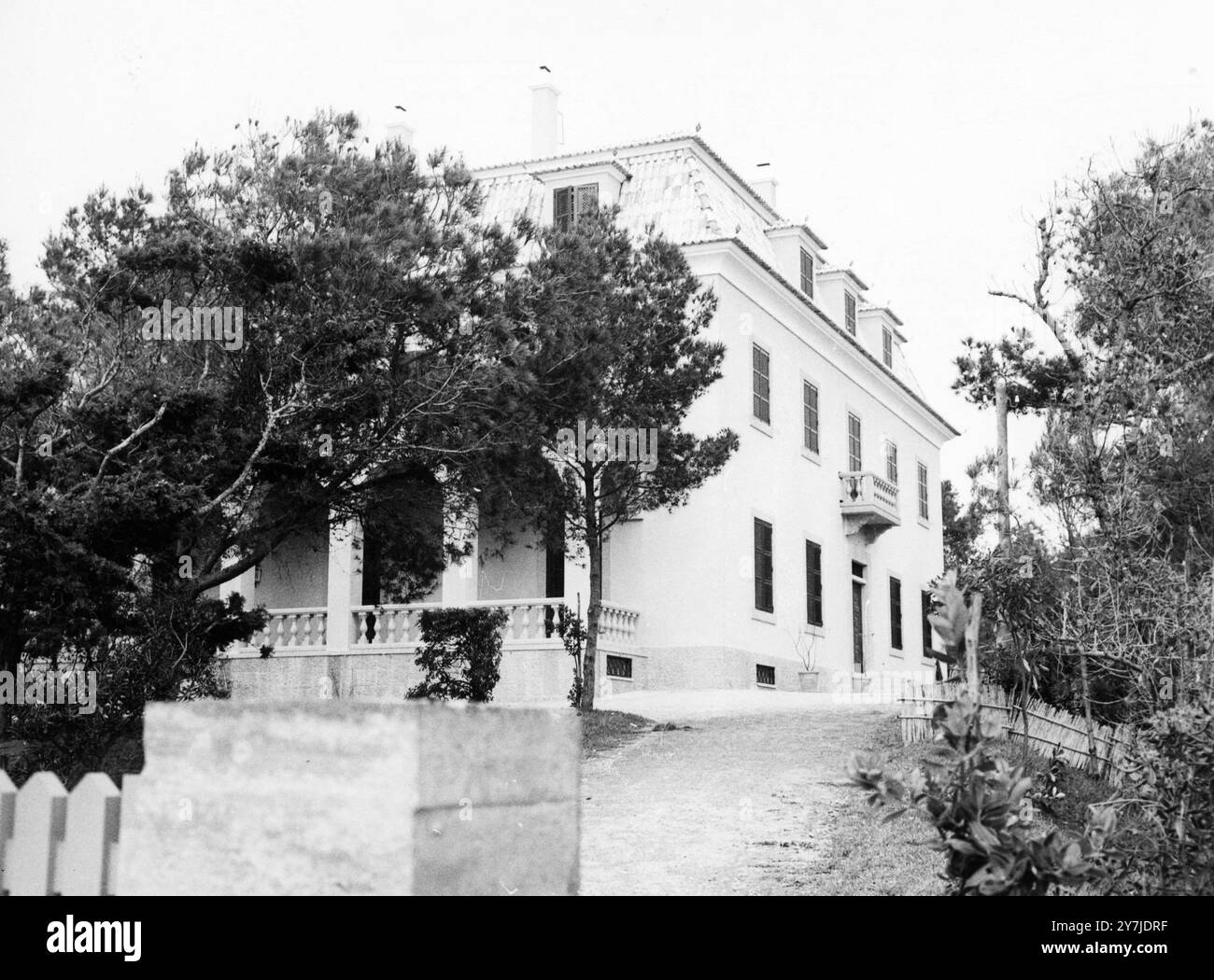 Anni '50 Archivio Storico Olycom/LaPresse Umberto II di Savoia (Racconigi, 15 settembre 1904 - Ginevra, 18 marzo 1983) è stato principe di Piemonte dal 1904 al 1946, Luogotenente generale del Regno d'Italia dal 5 giugno 1944 al 9 maggio 1946 e infine ultimo re d'Italia per abdicazione del Padre Vittorio Emanuele III 9 maggio al 1946. La brevissima durata del suo regno, appena quaranta giorni, gli valse il soprannome di «re di maggio». Nella Foto : Villa Italia a Cascais in Portogallo Dove é in esilio re Umberto II di Savoia e la sua famiglia sur la photo : Villa Italia in Cascais, Banque D'Images