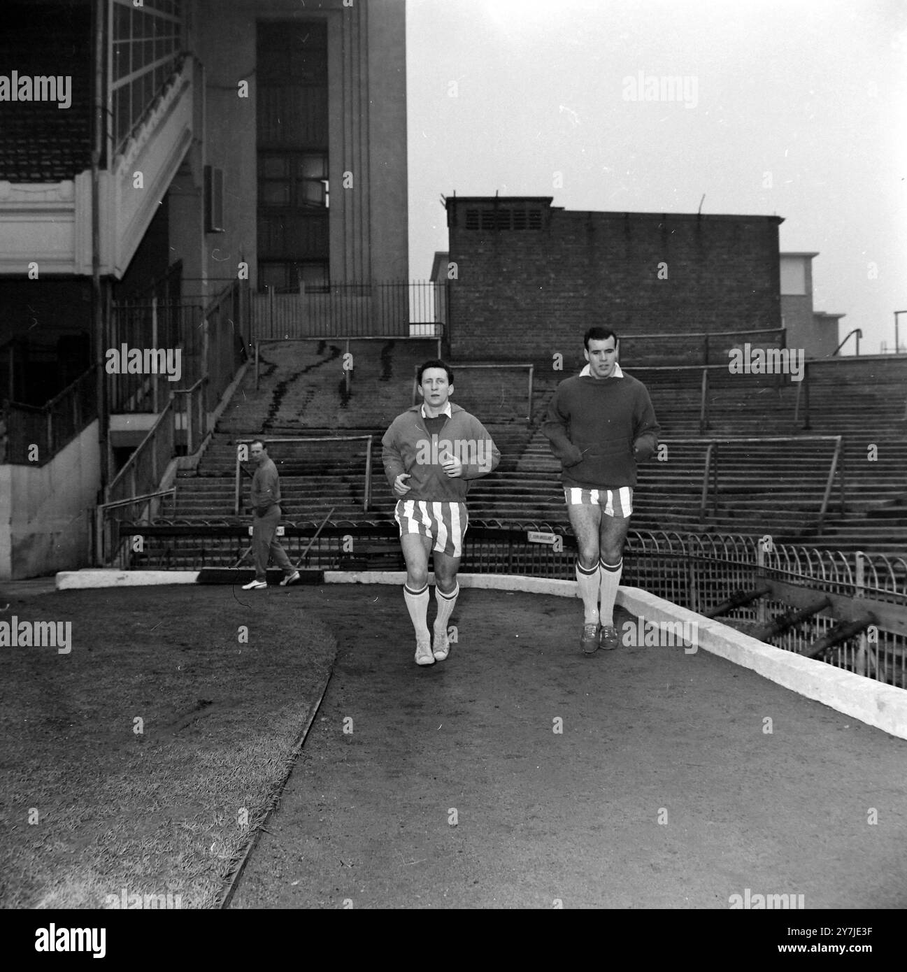 LES FOOTBALLEURS DE L'ARSENAL EN FORMATION JOHN MACLEOD ET JOHN SNEDDEN À LONDRES / ; 29 JANVIER 1964 Banque D'Images