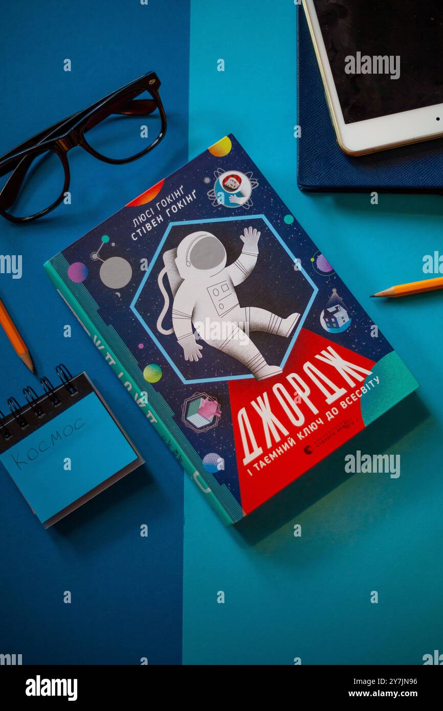 Le livre de Stephen Hawking et Lucy Hawking George's secret Key to the Universe en ukrainien. Maison d'édition Stariy Lev. Ukraine, Kiev - 25 août 2020. Banque D'Images