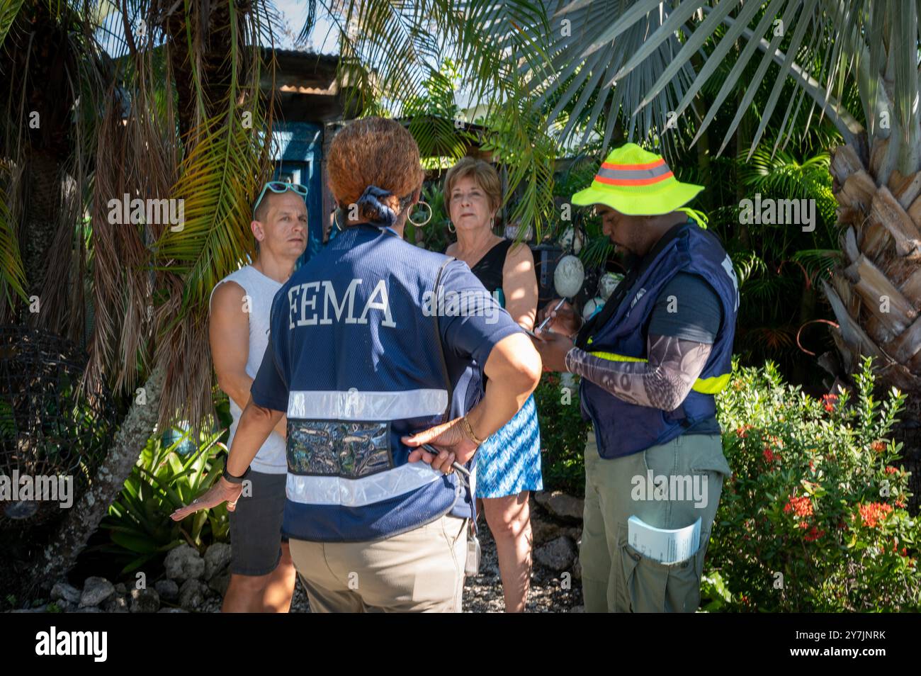 Bradenton, États-Unis. 29 septembre 2024. Un membre de l'équipe d'aide aux survivants en cas de catastrophe de la FEMA s'entretient avec un résident à la suite de l'ouragan Helene, le 29 septembre 2024 à St Bradenton, en Floride. Crédit : Liz Roll/FEMA/Alamy Live News Banque D'Images