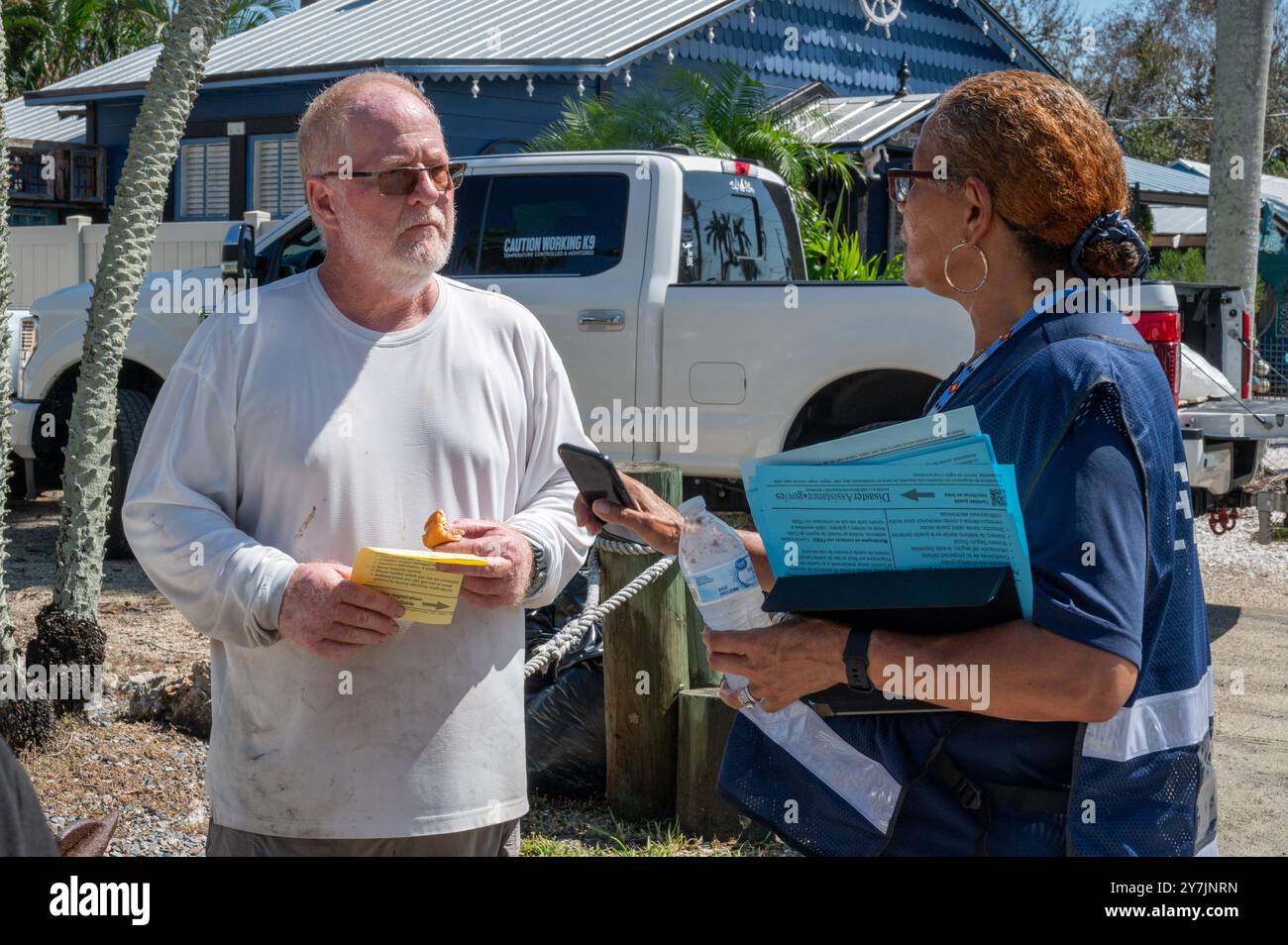 Bradenton, États-Unis. 29 septembre 2024. Un membre de l'équipe d'aide aux survivants en cas de catastrophe de la FEMA s'entretient avec un résident à la suite de l'ouragan Helene, le 29 septembre 2024 à St Bradenton, en Floride. Crédit : Liz Roll/FEMA/Alamy Live News Banque D'Images