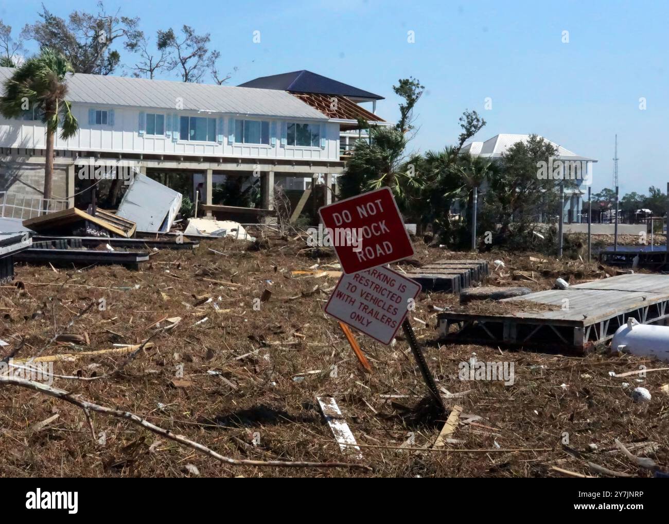 Keaton Beach, États-Unis. 27 septembre 2024. Débris dispersés à la suite de l'ouragan Helene, le 27 septembre 2024 à Keaton Beach, Floride. Keaton Beach a été le plus durement touché par la tempête massive de catégorie 4, détruisant environ 90 % des maisons et des propriétés. Crédit : Mark Rankin/US Army corps of Engineers/Alamy Live News Banque D'Images