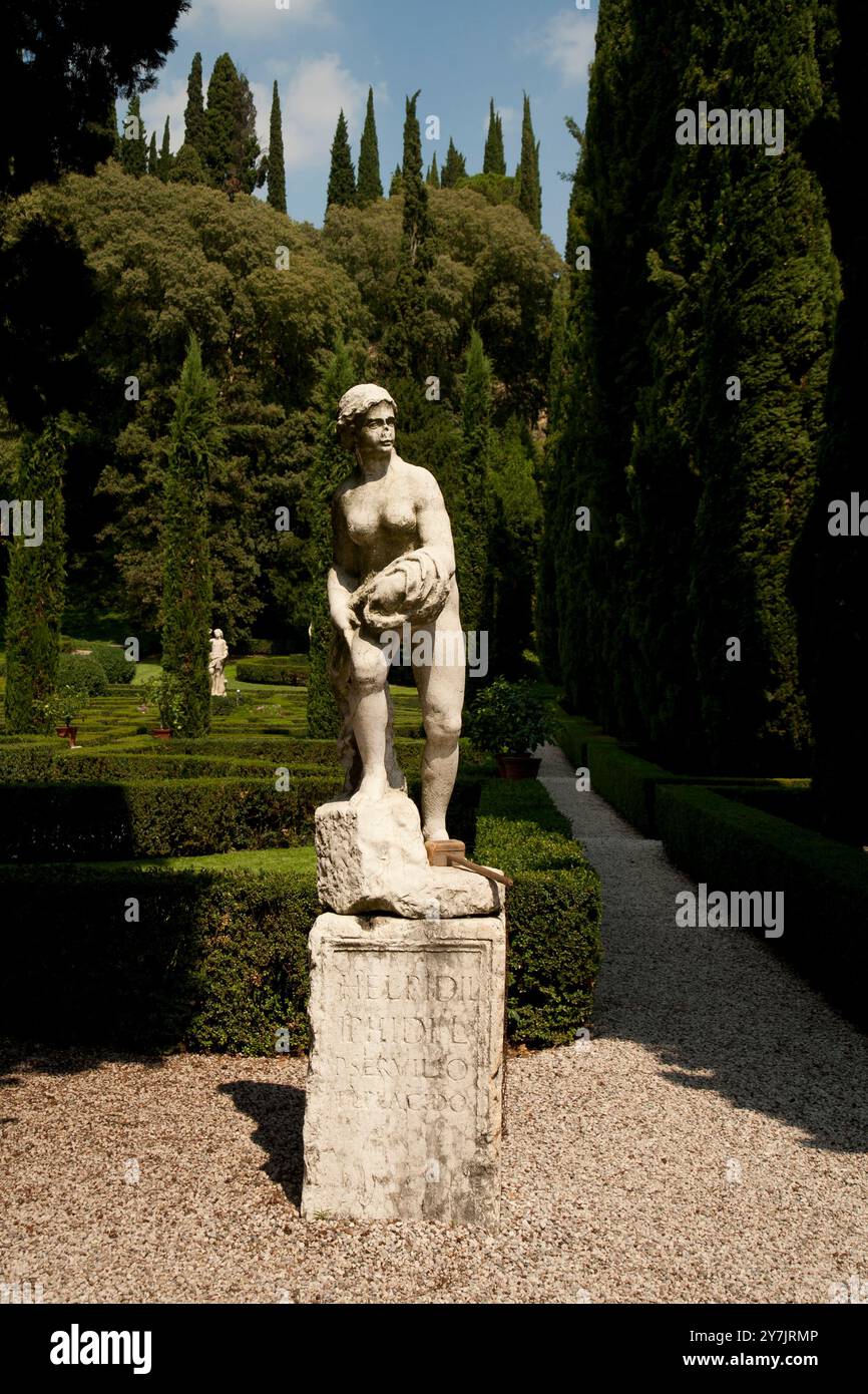 Les jardins spectaculaires du Palazzo Giusti, Vérone, Vénétie, Italie Banque D'Images