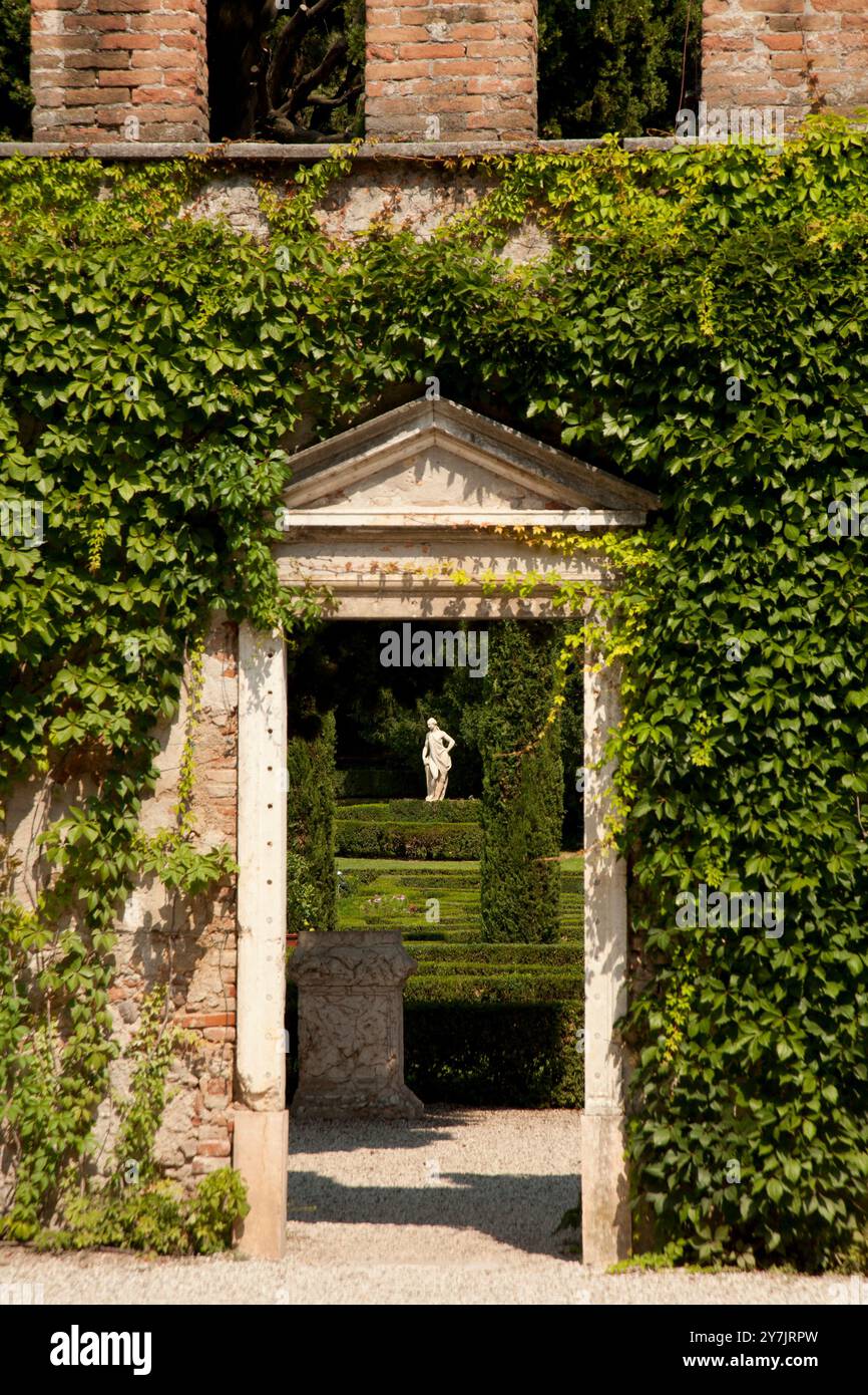Les jardins spectaculaires du Palazzo Giusti, Vérone, Vénétie, Italie Banque D'Images