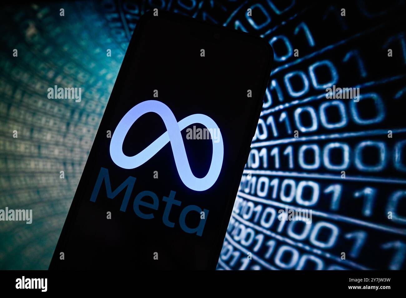 Pologne. 30 septembre 2024. Dans cette illustration photo, un méta logo est affiché sur un smartphone avec un code binaire sur le fond. Crédit : SOPA images Limited/Alamy Live News Banque D'Images