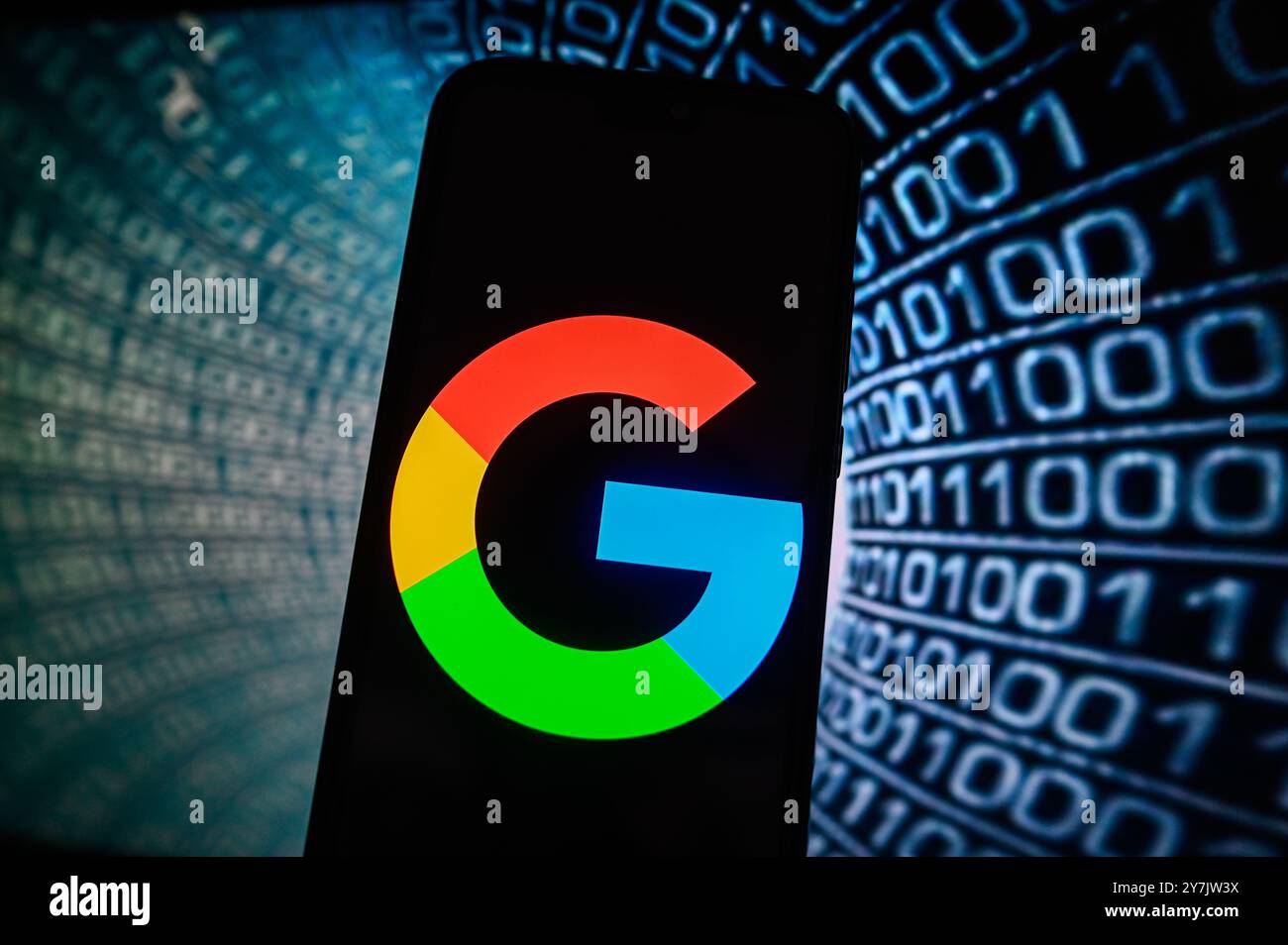 Pologne. 30 septembre 2024. Dans cette illustration photo, un logo Google est affiché sur un smartphone avec un code binaire sur le fond. Crédit : SOPA images Limited/Alamy Live News Banque D'Images