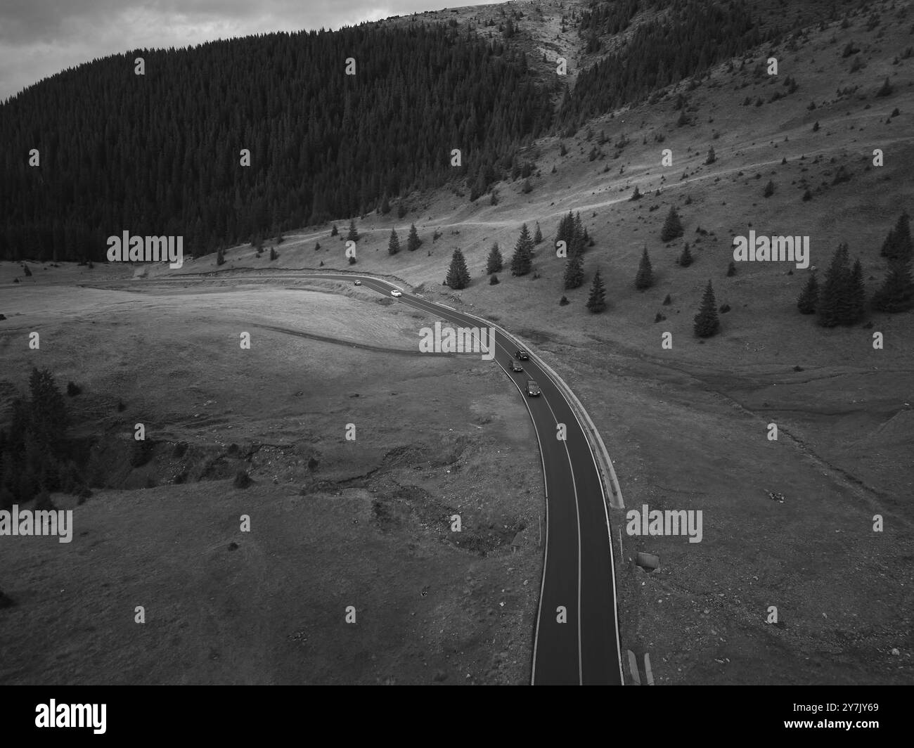 Drone photos de Transalpina, Roumanie avec un ciel nuageux prêt pour la pluie noir et blanc Banque D'Images