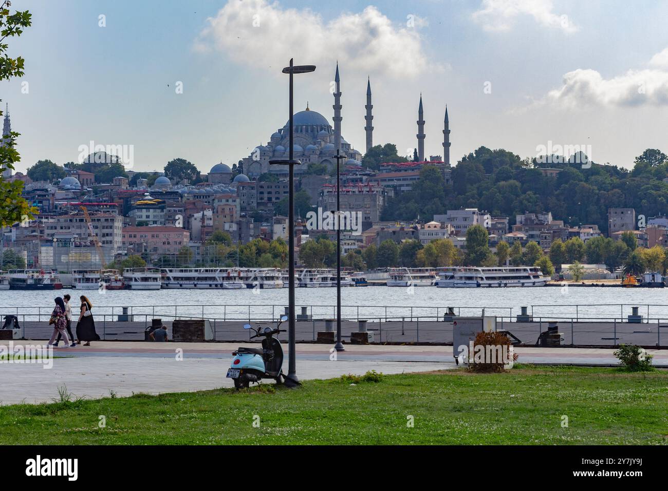 Explorez les charmants sentiers côtiers d'Istanbul et les minarets perceurs de ciel à ıstanbul, en turquie Banque D'Images