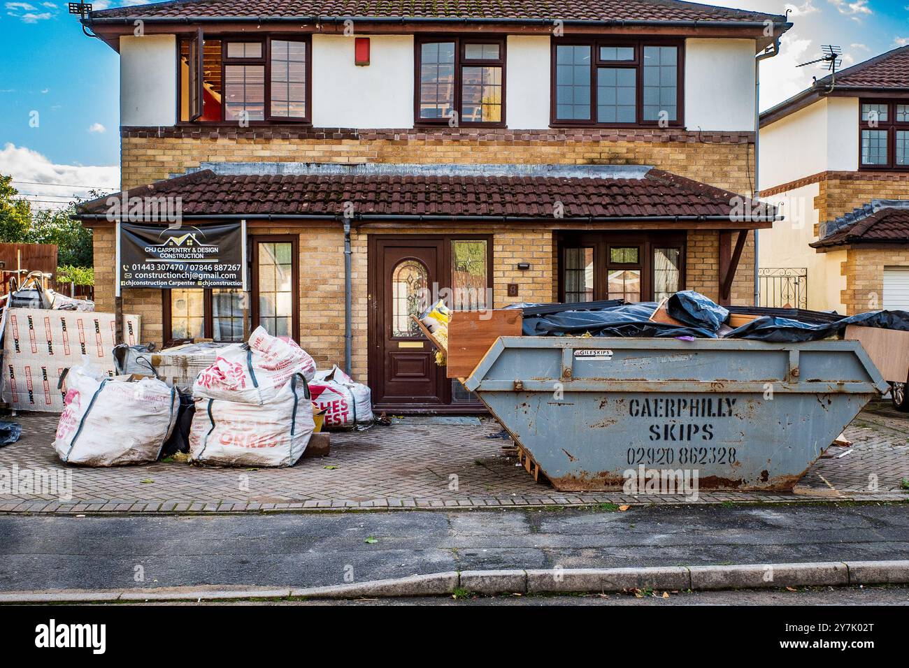 Chantier de rénovation d'une maison de banlieue à Cardiff, pays de Galles. Industrie du bâtiment. Chantier. Amélioration de la maison. Rénovation domiciliaire. ROYAUME-UNI. Banque D'Images
