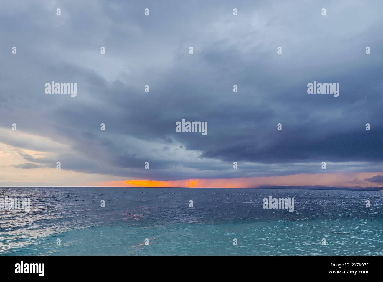 Jour nuageux sur la mer Adriatique en Croatie Banque D'Images