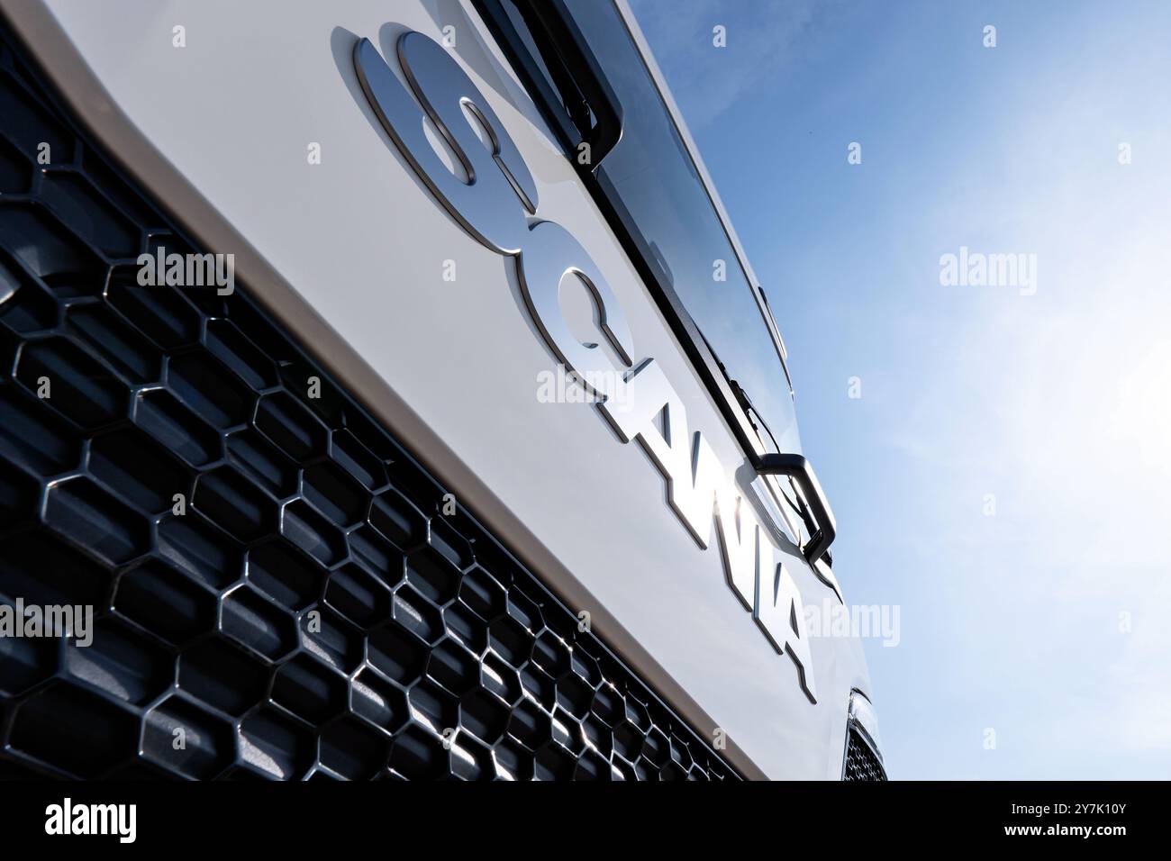 Logo Scania à l'avant d'un camion Banque D'Images
