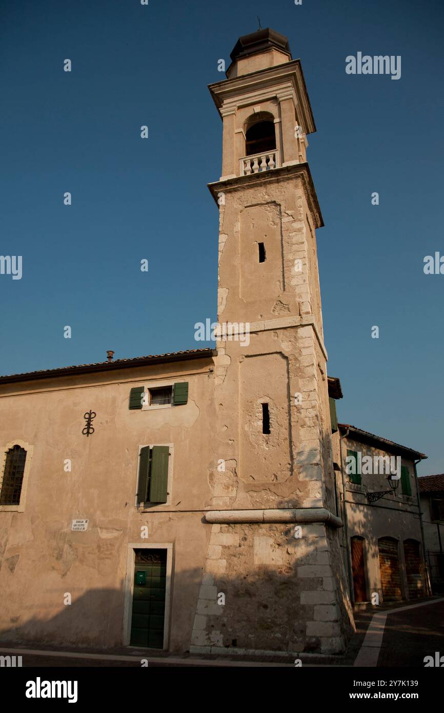 Le village de pêcheurs de Bardolino sur le lac de Garde, province de Vérone, Vénétie, Italie Banque D'Images