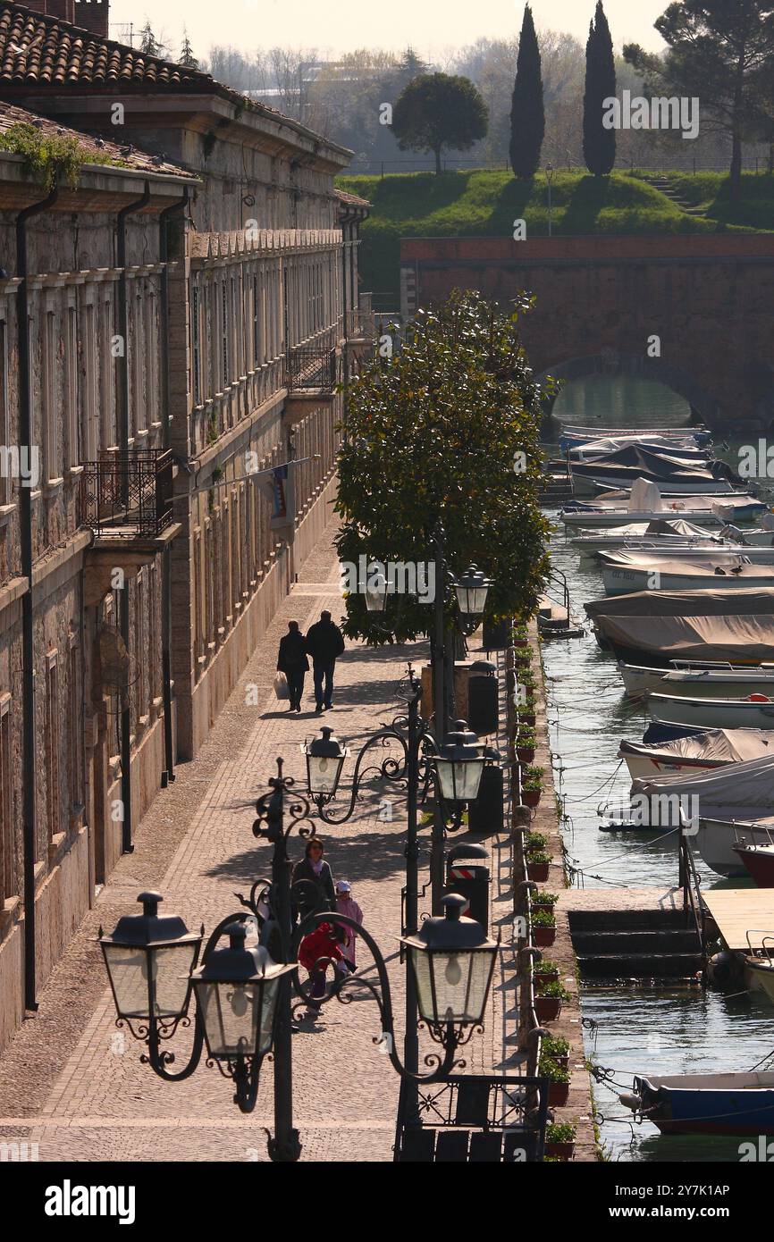 Desenzano del Garda est situé au sud-ouest du lac de Garde. Province de Vérone, Vénétie, Italie Banque D'Images