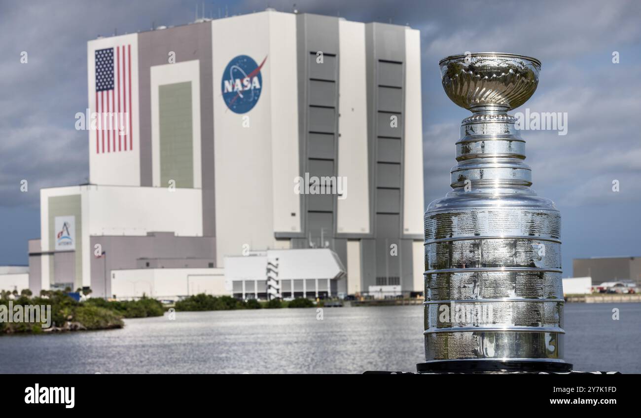 KSC, Floride, États-Unis. 17 septembre 2024. Plus tôt cette année, les Panthers de la Floride ont remporté leur premier championnat de la LNH et ont remporté la victoire dans l’État de Floride. Dans le cadre de sa tournée de championnat, la Stanley Cup a fait une visite au NASAs Kennedy Space Center. Sur la photo, la coupe Stanley argentée avec l'emblématique bâtiment d'assemblage de véhicules de la NASA, qui abrite actuellement des composants de la mission agencys Artemis II, montrée en arrière-plan au Kennedy Space Center le mardi 17 septembre 2024. (Crédit image : © Cory Huston/NASA/ZUMA Press Wire) USAGE ÉDITORIAL SEULEMENT! Non destiné à UN USAGE commercial ! Banque D'Images