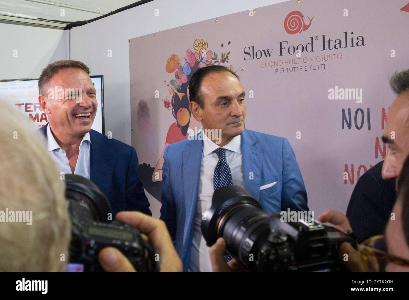 Turin, Italie. 30 septembre 2024. Alberto Cirio, président de la région Piémont (à droite), et Francesco Lollobrigida, ministre italien de l'Agriculture (à gauche), rencontrent des journalistes au Terra Madre Salone del Gusto 2024 crédit : Marco Destefanis/Alamy Live News Banque D'Images