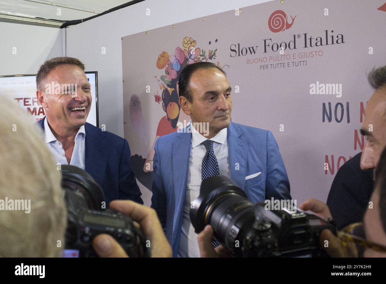 Turin, Italie. 30 septembre 2024. Alberto Cirio, président de la région Piémont (à droite), et Francesco Lollobrigida, ministre italien de l'Agriculture (à gauche), rencontrent des journalistes au Terra Madre Salone del Gusto 2024 Banque D'Images