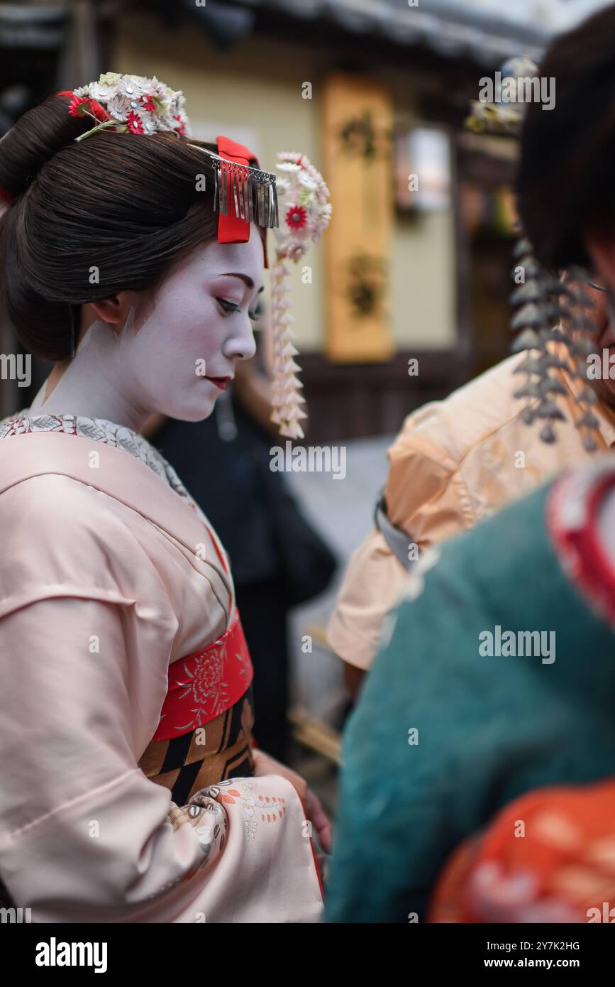 Groupe de femmes habillées en Maikos dans les rues de Kyoto, au Japon Banque D'Images