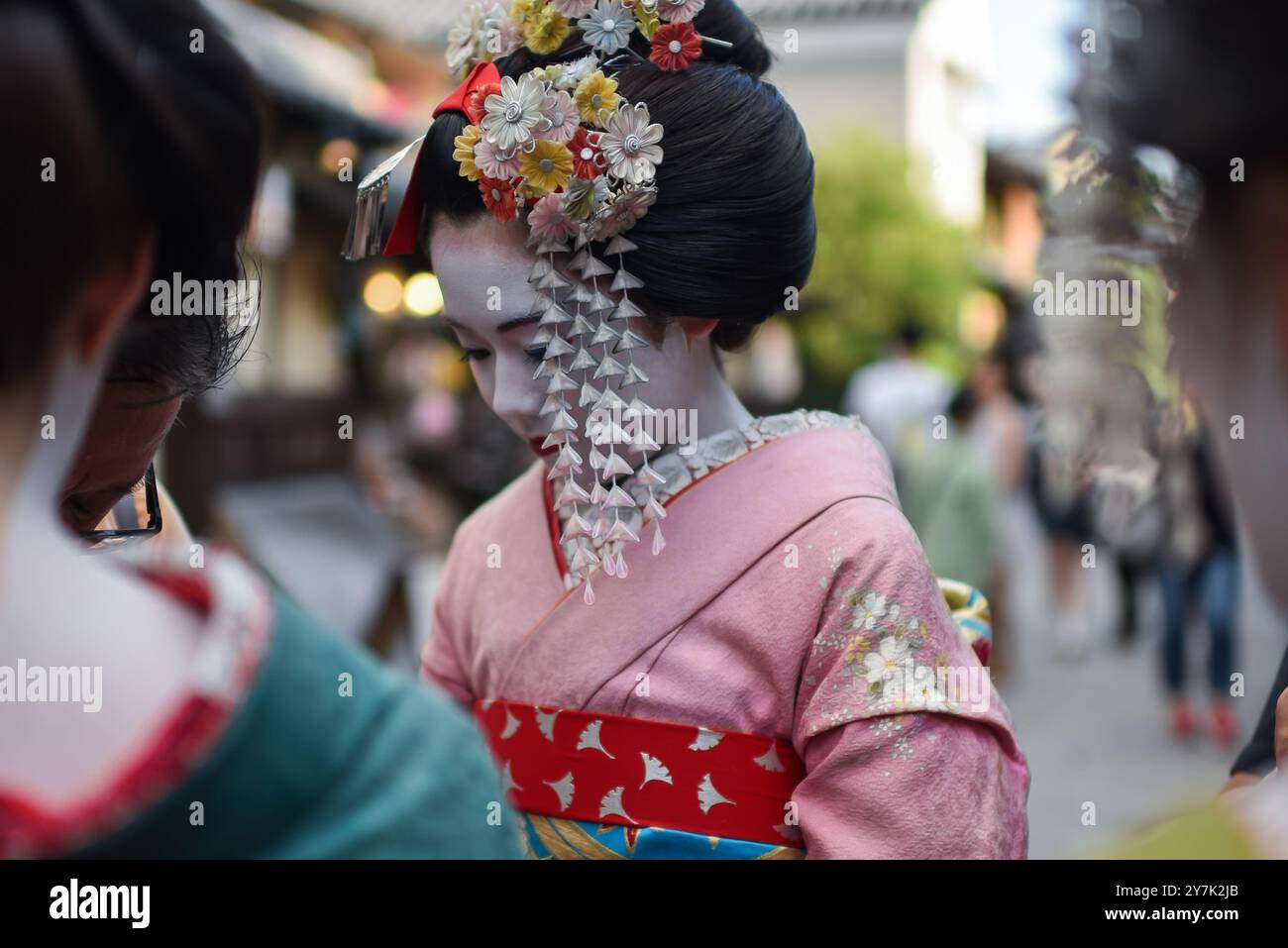 Groupe de femmes habillées en Maikos dans les rues de Kyoto, au Japon Banque D'Images