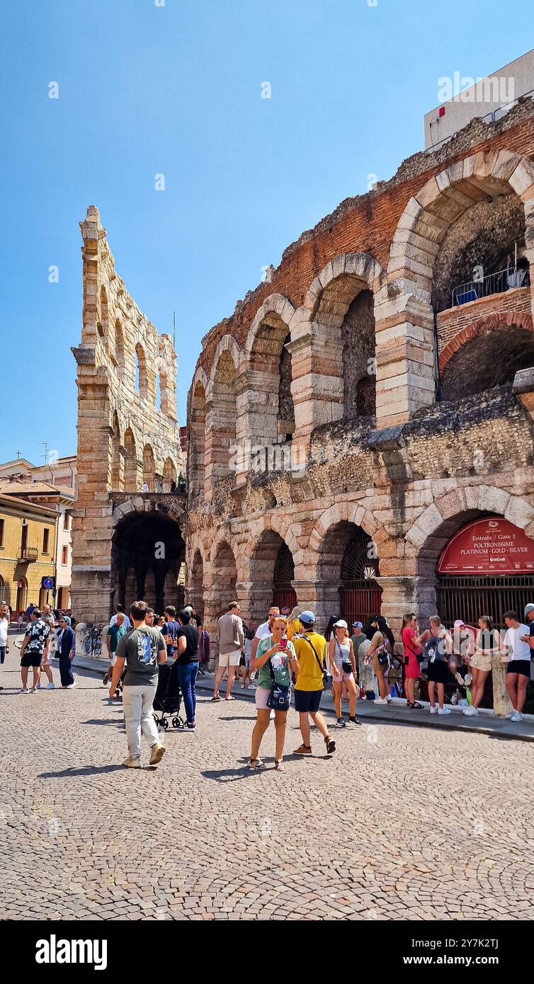 Une partie de l'amphithéâtre sur la Piazza Bra dans la ville historique de Vérone, en Italie, par une journée d'été ensoleillée Banque D'Images