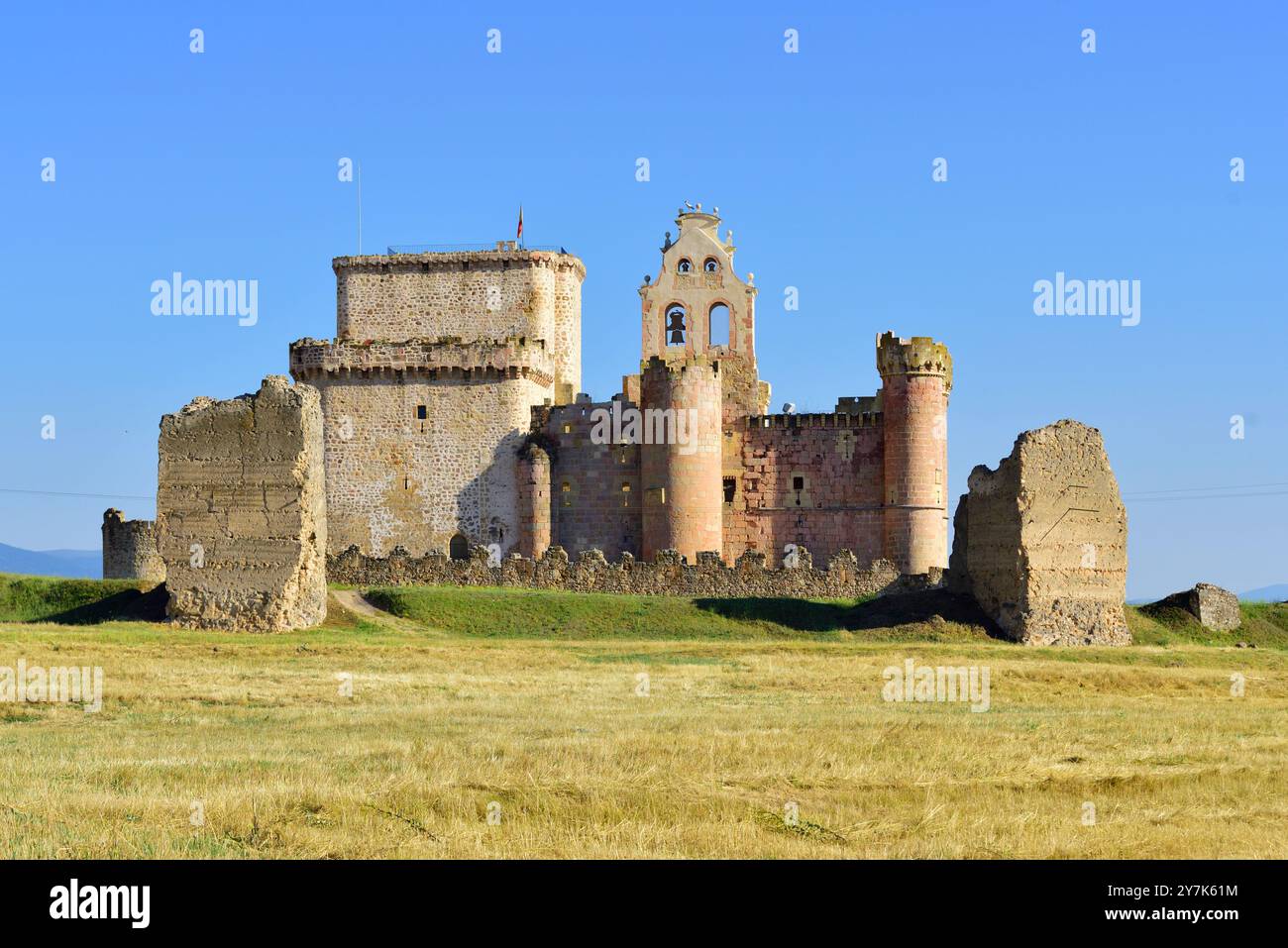 Le château du XIIe siècle de Turégano et l'église Saint-Michel. Turégano, province de Ségovie. Banque D'Images