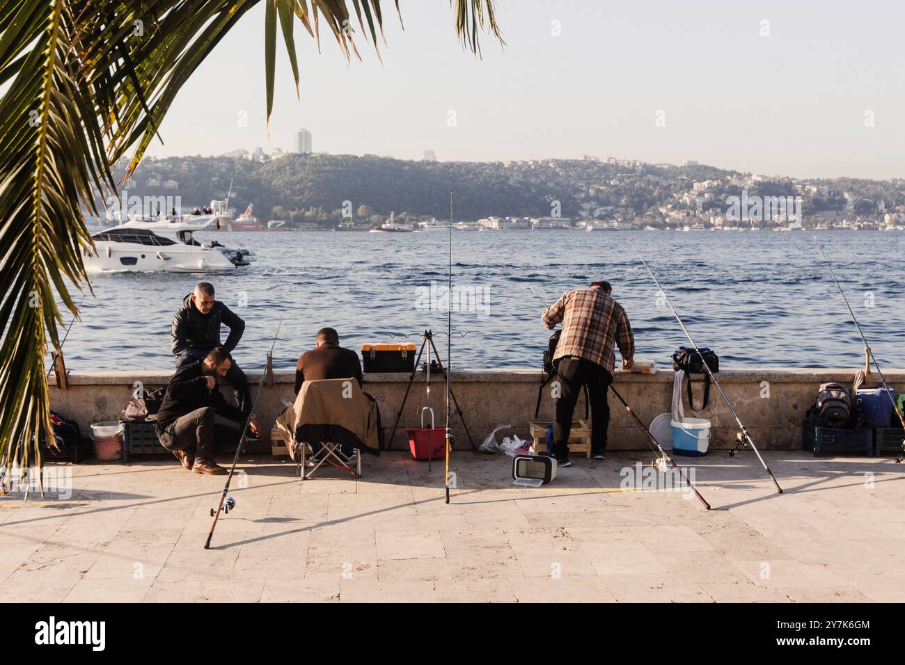 Paysage urbain et mer un endroit parfait pour les amateurs de pêche à beylerbeyi ıstanbul, turquie Banque D'Images