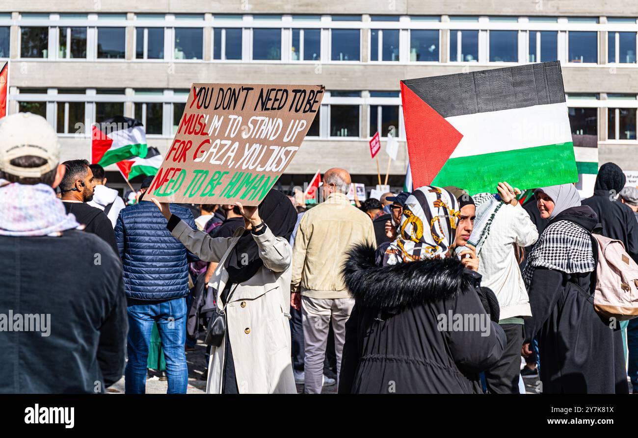 In Zürich nahmen mehrere tausend Menschen an einer bewilligten Pro-Palästina Kundgebung teil. SIE bekundeten die Solidarität gegenüber dem palästinens Banque D'Images