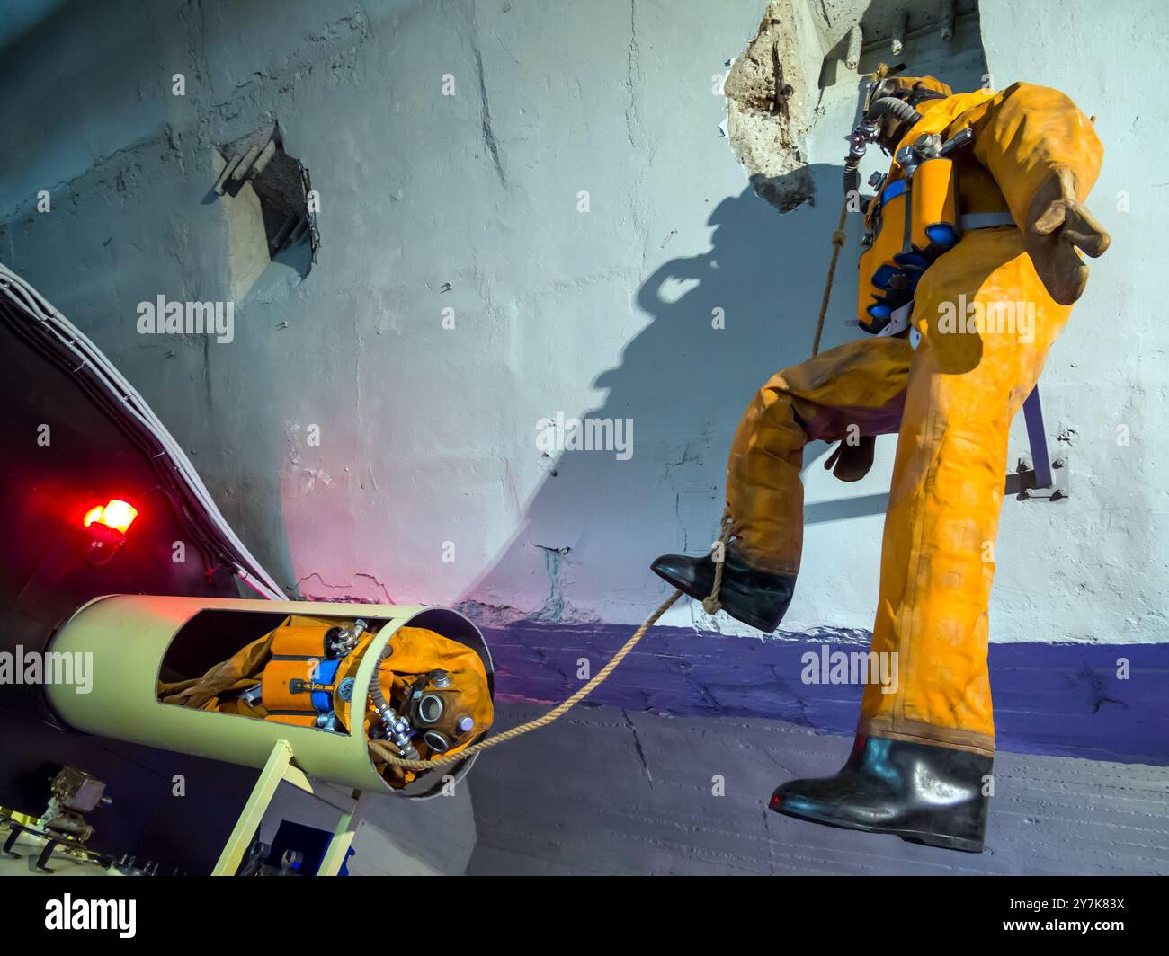 Balaklava, Crimée - 10 septembre 2023 : les sous-mariniers sortent à la surface par un tube torpille, musée militaro-historique des fortifications, Balak Banque D'Images