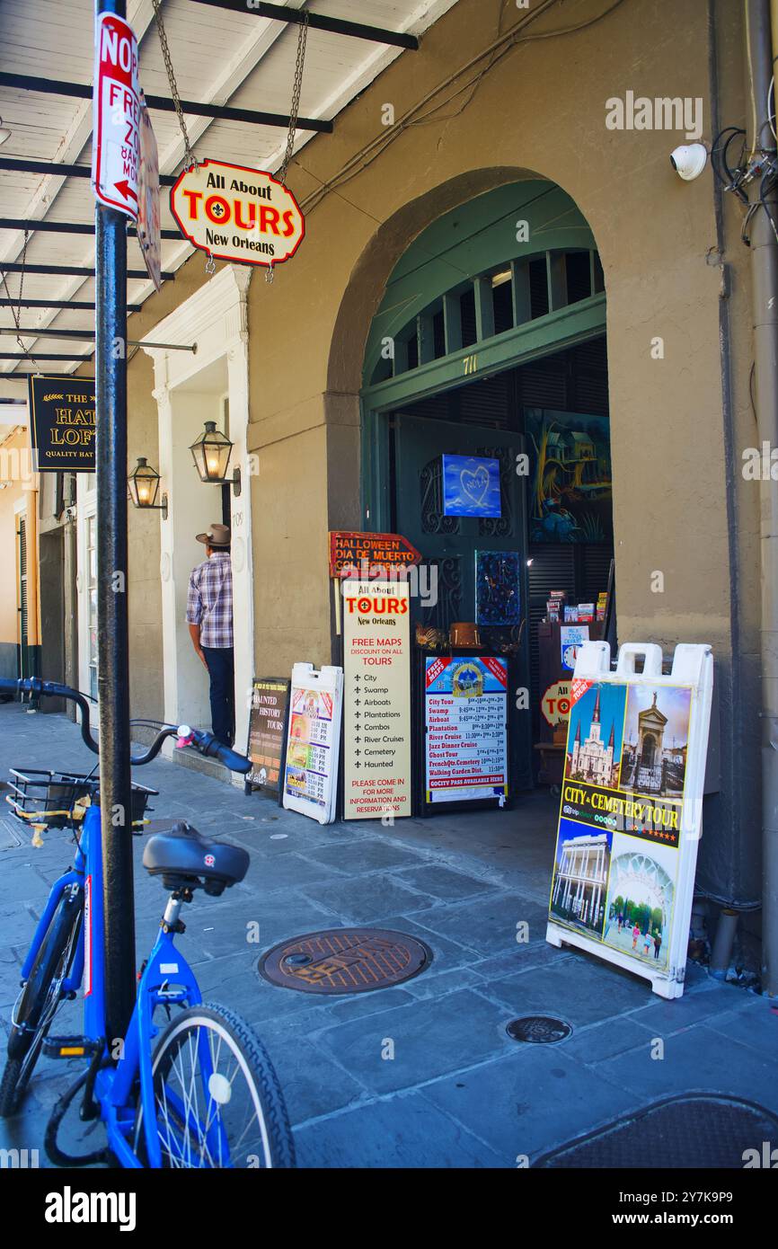 Devanture d'une boutique de guides touristiques dans le quartier français Banque D'Images