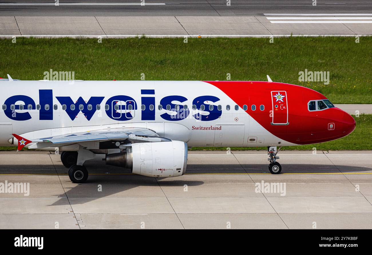 Zurich, Suisse, 4 mai 2024 : Airbus A320-214 de Edelweiss Air taxis à la piste de l'aéroport de Zurich. Enregistrement HB-JJM. (Photo par Andreas Banque D'Images
