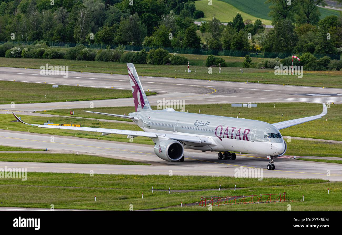 Zurich, Suisse, 5 mai 2024 : un Airbus A350-941 de Qatar Airways se rend sur la piste de l'aéroport de Zurich. Enregistrement A7-ALM. (Photo de Andreas Haas/ Banque D'Images