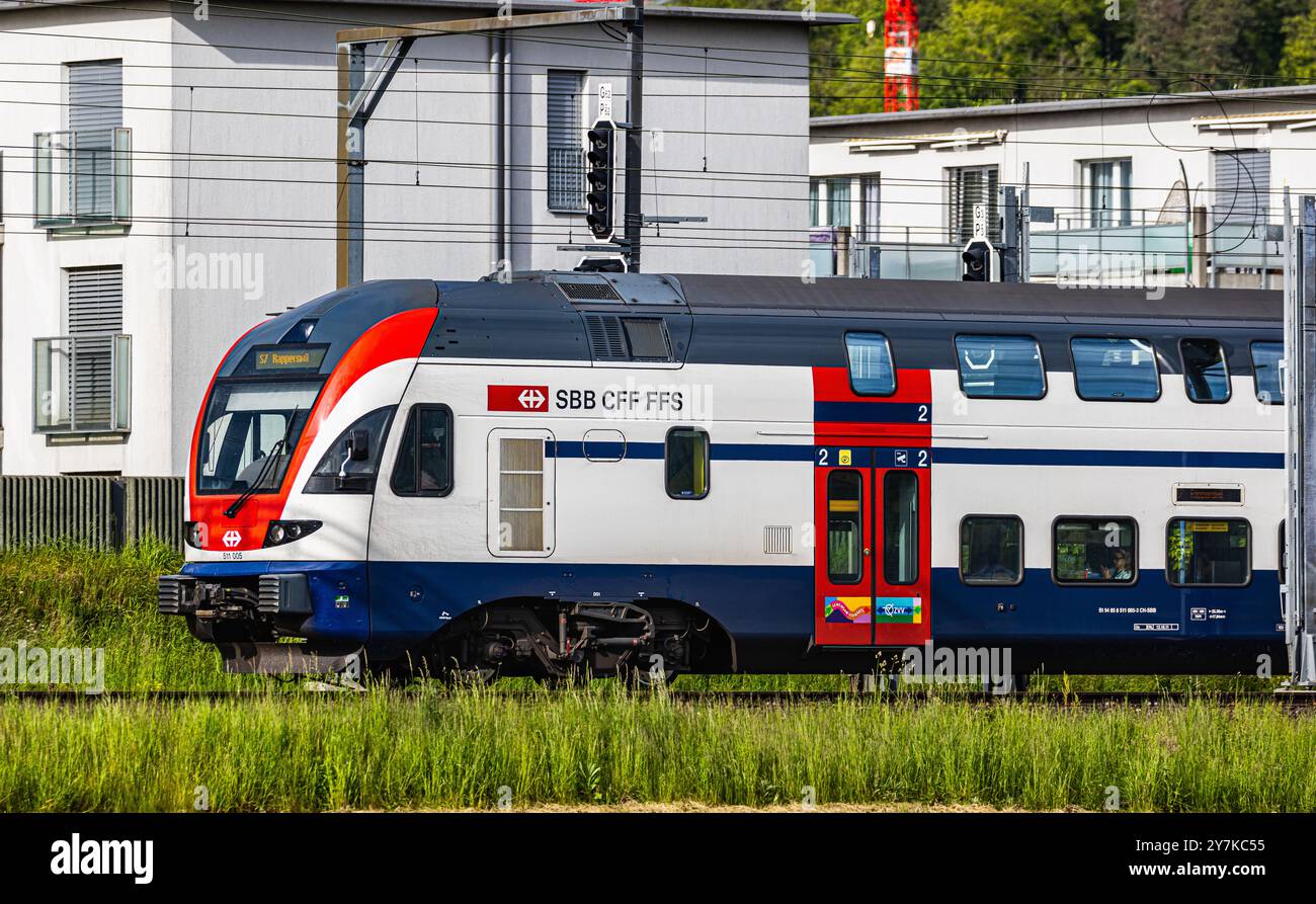 Bassersdorf, Suisse, 4 mai 2024 : un Regio Dosto (SBB Rabe 511) traverse la gare de Bassersdorf. (Photo de Andreas Haas/dieBildmanufaktu Banque D'Images