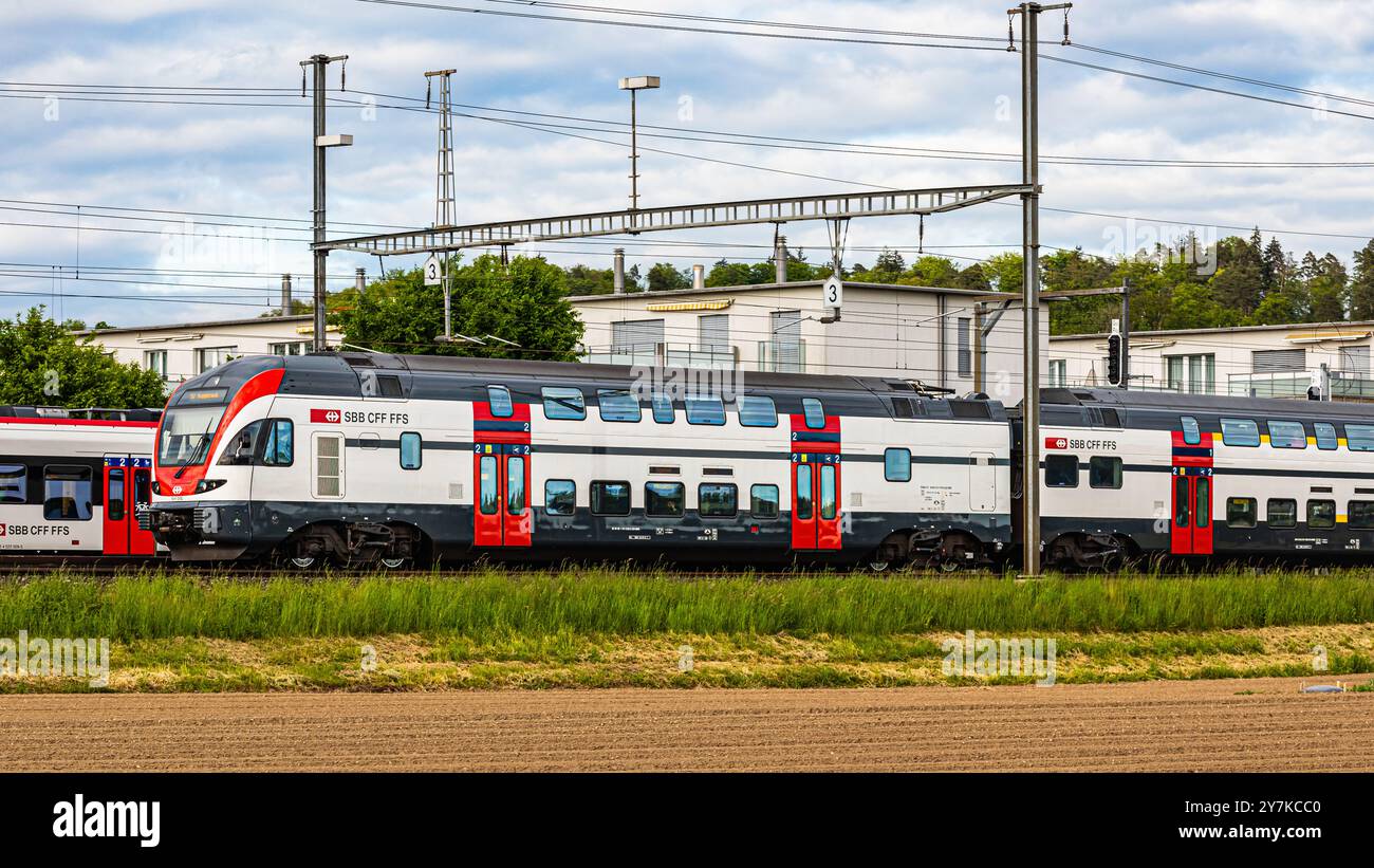 Bassersdorf, Suisse, 4 mai 2024 : un SBB Regio Dosto (SBB Rabe 511) traverse la gare de Bassersdorf sur la route Winterthur-Zurich. (Photo b Banque D'Images