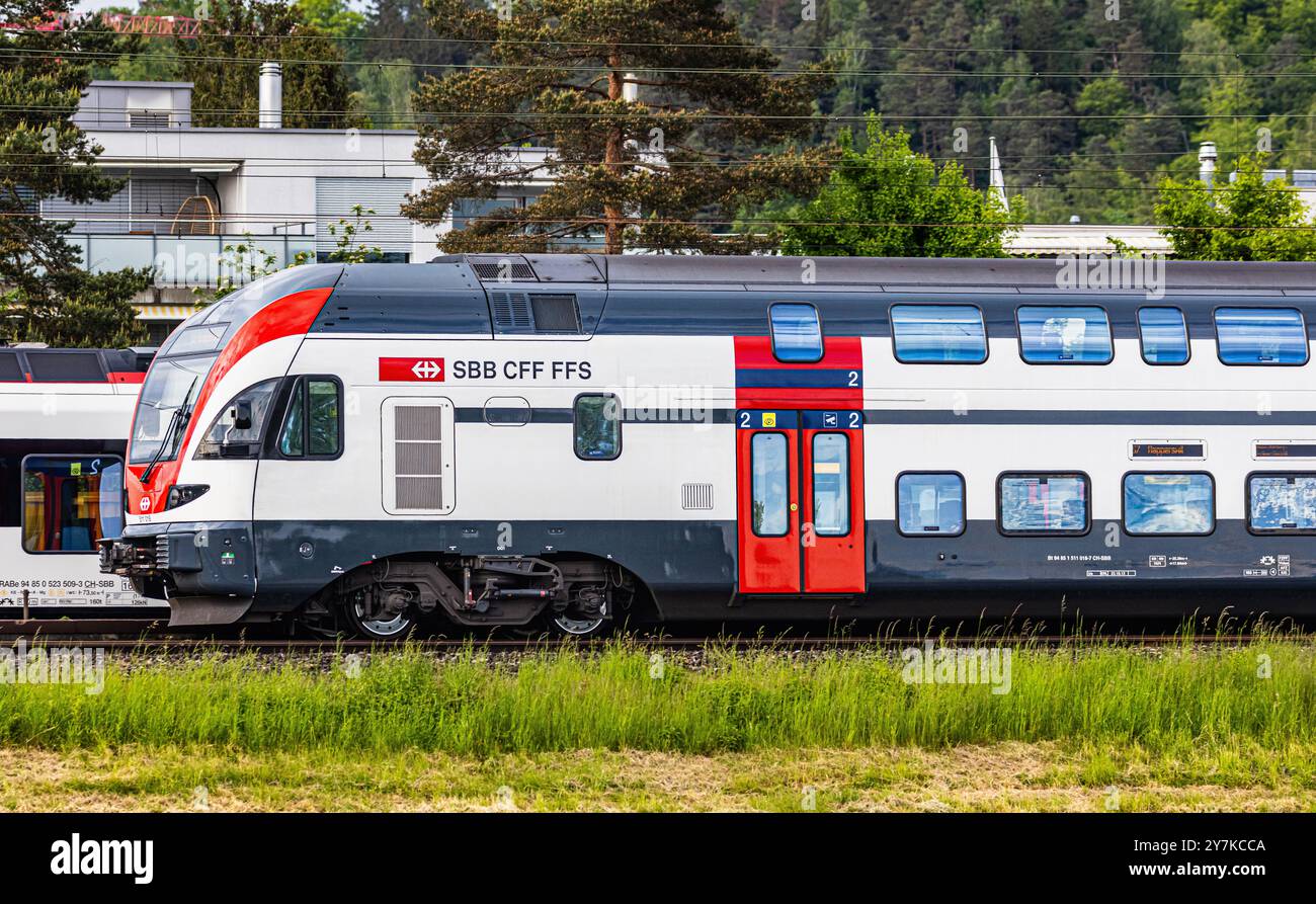 Bassersdorf, Suisse, 4 mai 2024 : un SBB Regio Dosto (SBB Rabe 511) traverse la gare de Bassersdorf sur la route Winterthur-Zurich. (Photo b Banque D'Images