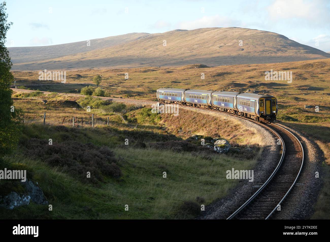 Train ScotRail approchant de Rannoch Station, Scottish Highlands, Scotland, UK Banque D'Images