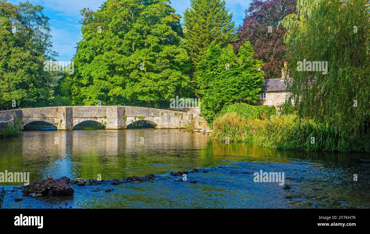 Pont Sheepwash sur la rivière Wye à Ashford dans l'eau près de Bakewell, Derbyshire, Royaume-Uni Banque D'Images