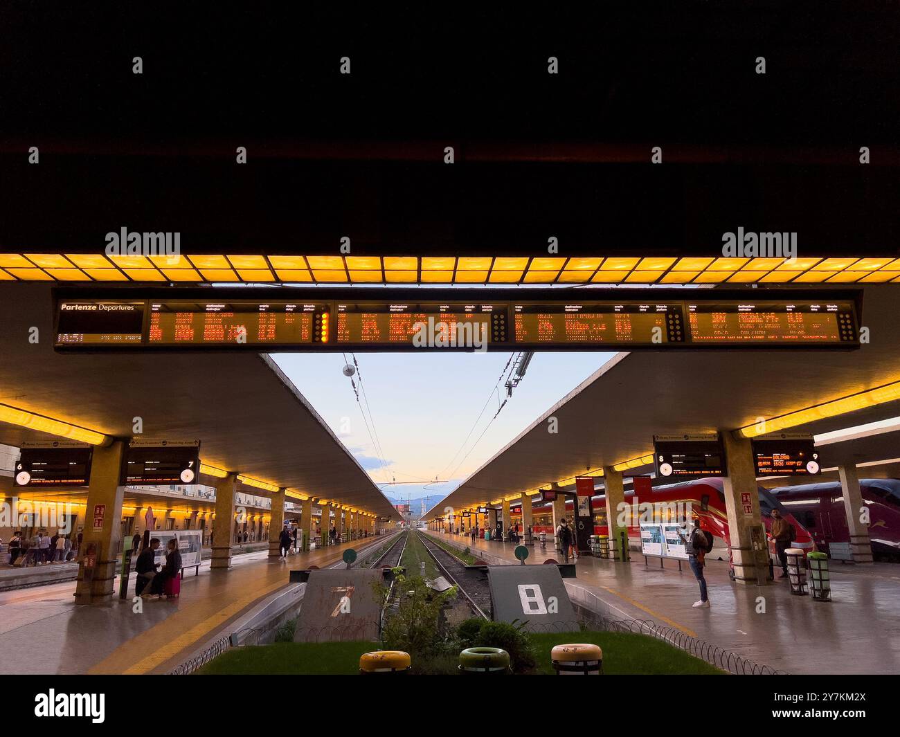 Florence, Italie - 30 septembre 2024 : gare Santa Maria Novella au coucher du soleil Banque D'Images