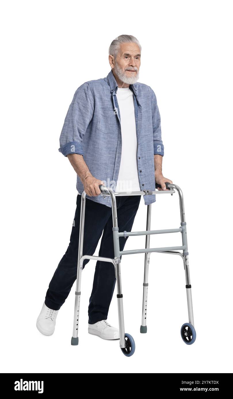Homme senior utilisant le cadre de marche sur fond blanc Banque D'Images