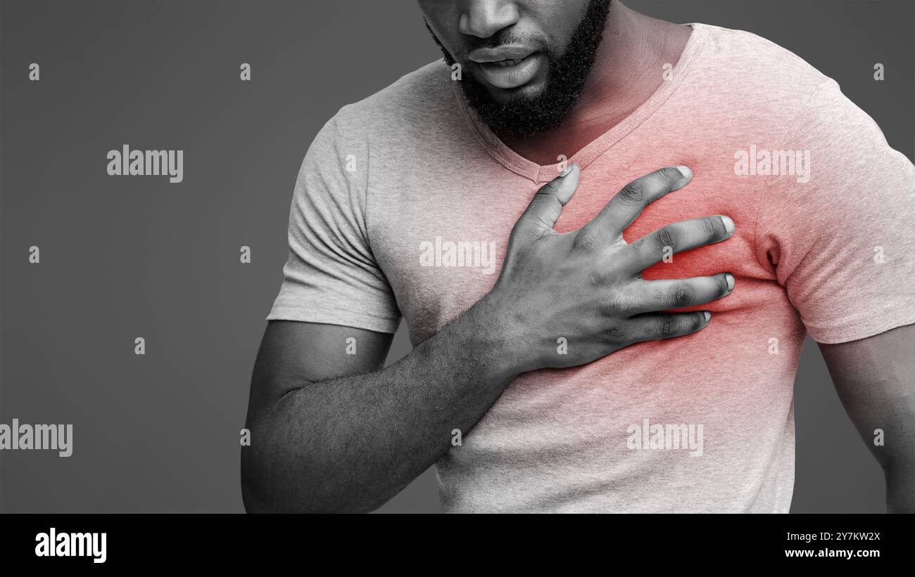 Jeune homme souffrant de douleurs thoraciques sévères Banque D'Images