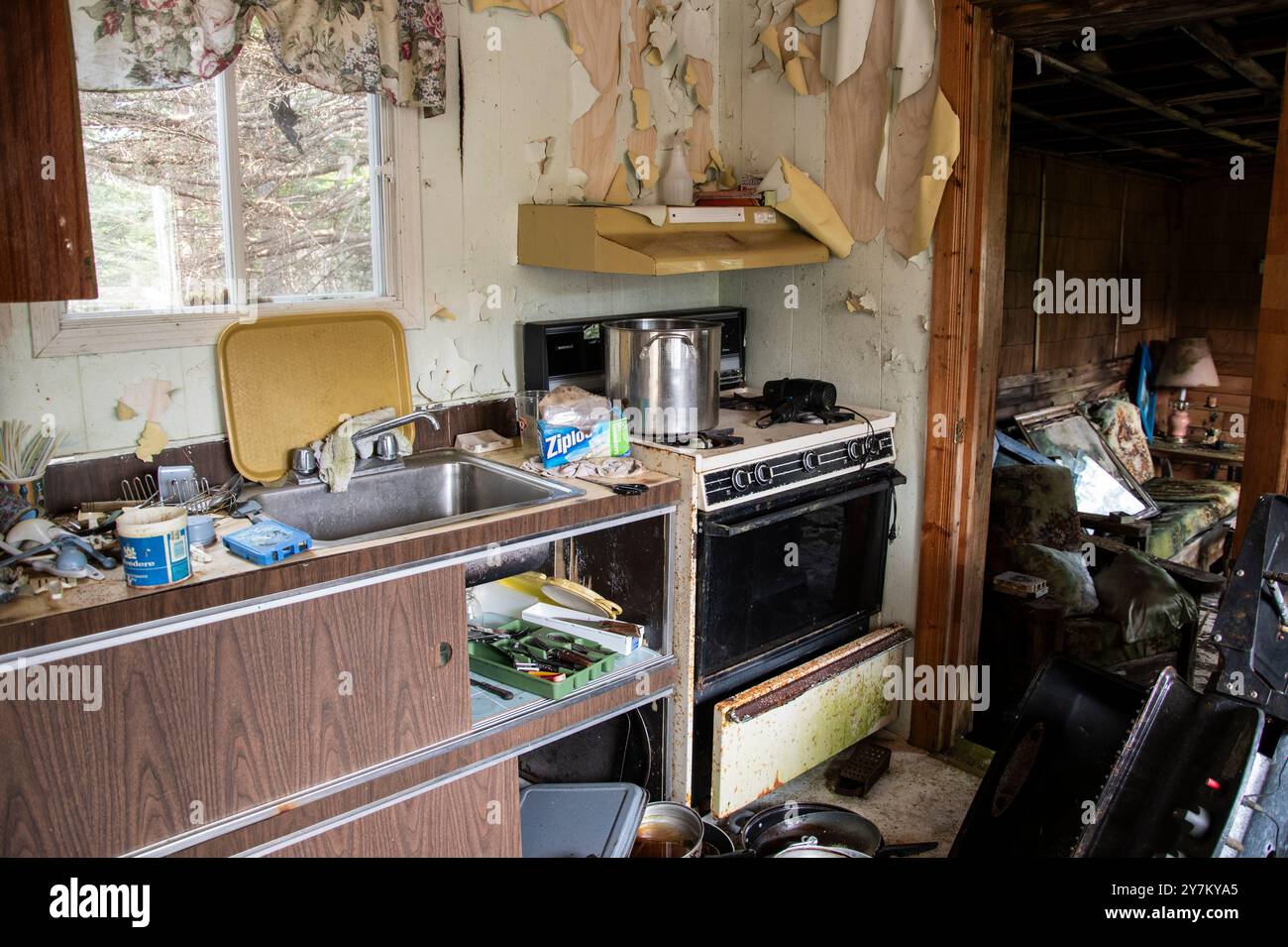 Évier de cuisine et poêle à l'intérieur d'une cabane délabrée abandonnée à Pouch Cove, Terre-Neuve-et-Labrador, Canada Banque D'Images