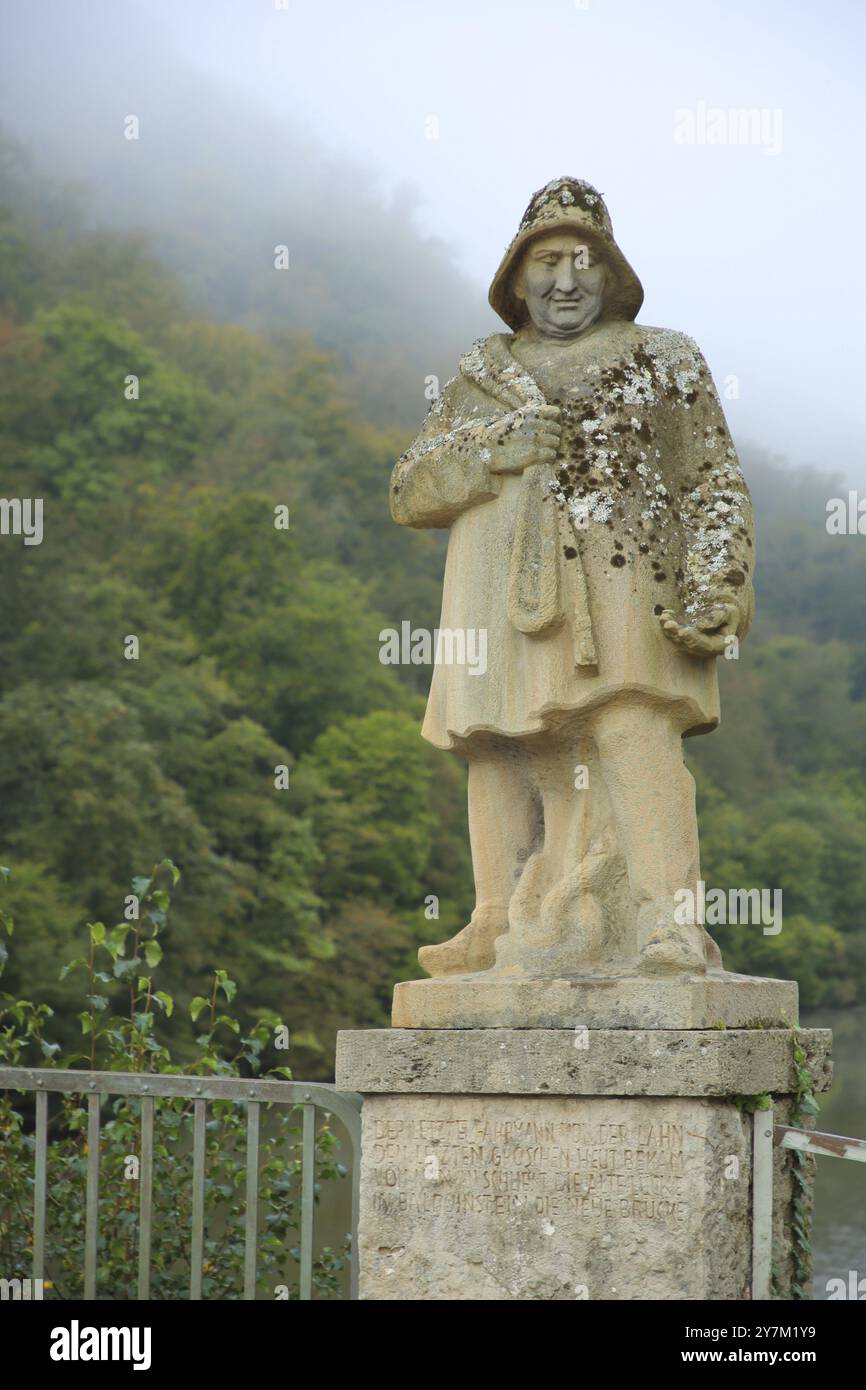 Sculpture Ferryman comme mémorial du dernier ferry à travers la Lahn en 1953, pont de Lahn, Balduinstein, Lahn, Rhénanie-Palatinat, Allemagne, Europe Banque D'Images