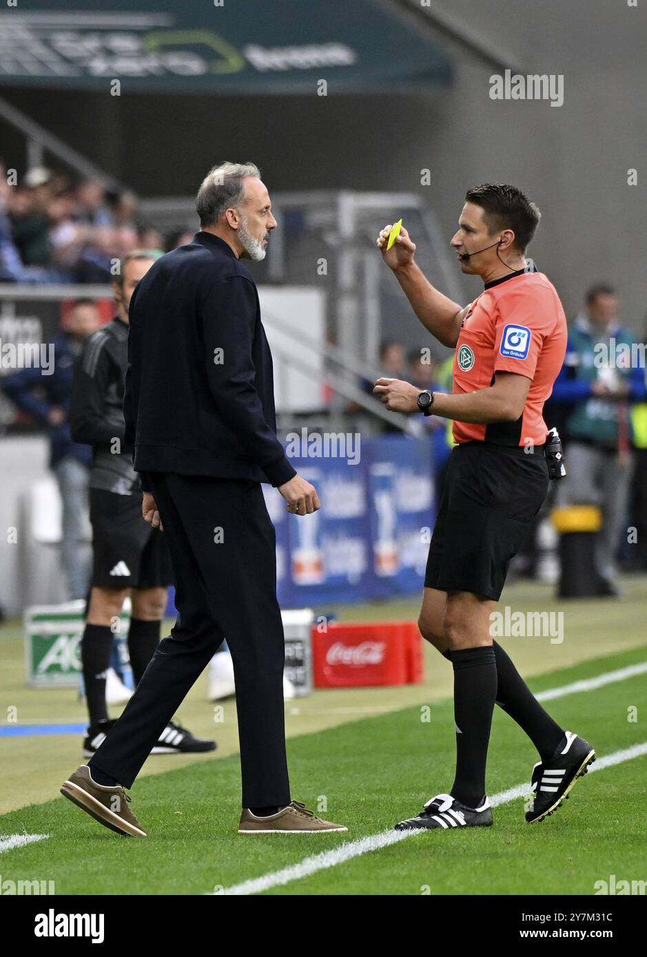 Arbitre arbitre Tobias Reichel montre l'entraîneur Pellegrino Matarazzo TSG 1899 Hoffenheim carton jaune attention PreZero Arena, Sinsheim, Baden-Wuerttem Banque D'Images