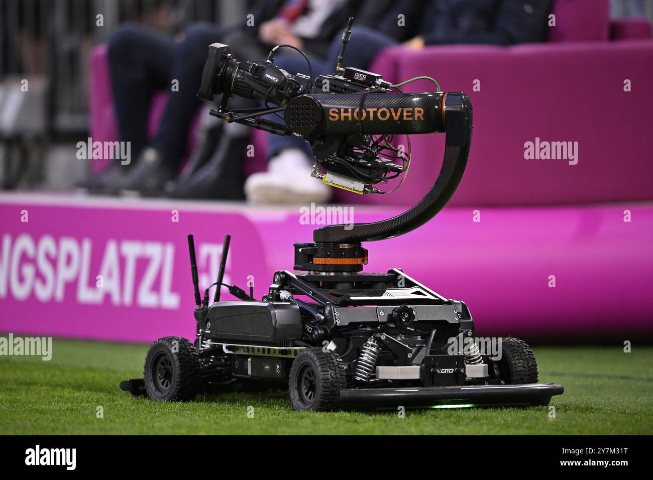 Robot caméra SHOTOVER, robot, sur herbe, Allianz Arena, Munich, Bavière, Allemagne, Europe Banque D'Images