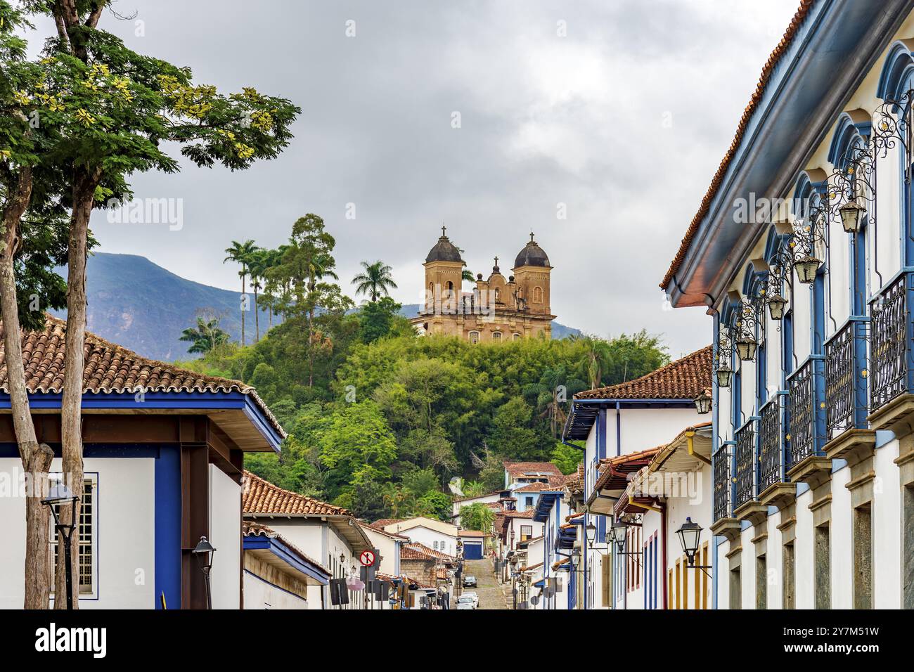 Ville historique de Mariana dans l'état de Minas Gerais avec une église au sommet de la colline, Mariana, Minas Gerais, Brésil, Amérique du Sud Banque D'Images Ville historique de Mariana dans l'état de Minas Gerais avec une église au sommet de la colline, Mariana, Minas Gerais, Brésil, Amérique du Sud Banque D'Images