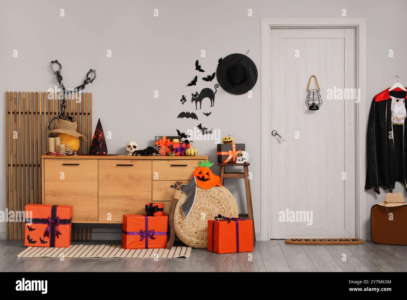 Intérieur du couloir moderne décoré pour Halloween avec des cadeaux, des citrouilles et un crâne Banque D'Images