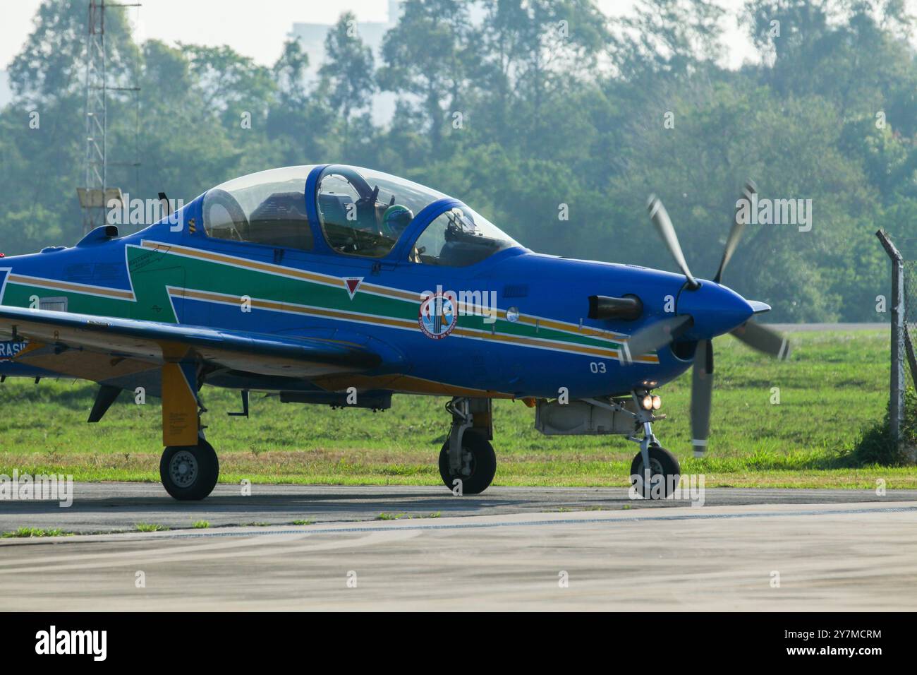 São Paulo, Brésil. 30 septembre 2024. Esquadrilha da Fumaça EDA (Smoke Squadron) se produit avec des acrobaties aériennes à l'aide d'avions de chasse Embraer A-29 Super Tucano pour des milliers de personnes participe à l'événement Domingo Aéreo promu par la Force aérienne brésilienne (FAB) dans la ville de São Paulo, Brésil, ce dimanche, le 29 septembre 2024. Crédit : Saulo Dias/Alamy Live News Banque D'Images