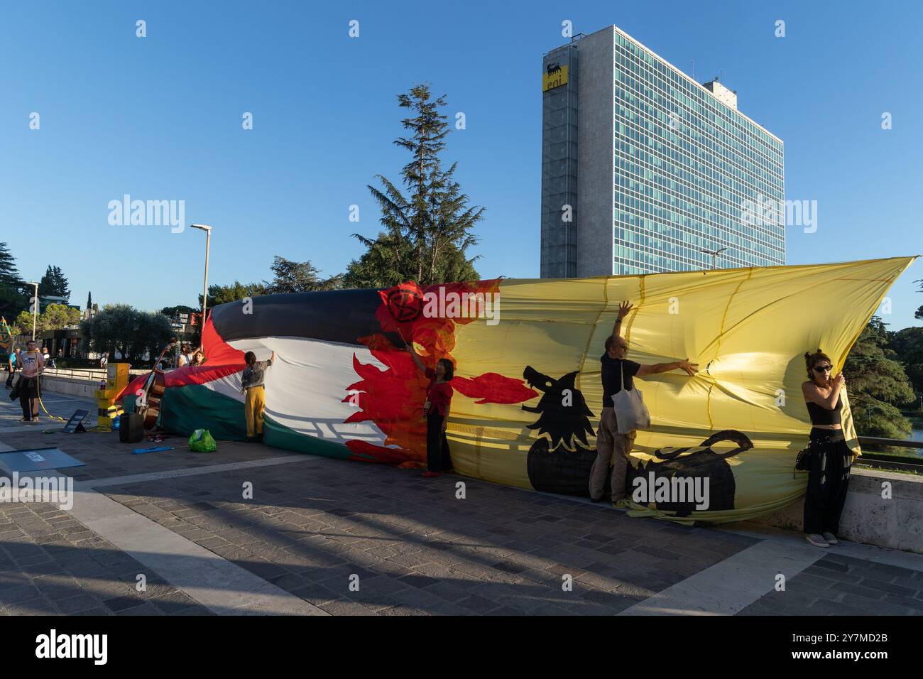 Rome, Italie. 30 septembre 2024. Les activistes de la rébellion extinction affichent une bannière avec un drapeau palestinien et le logo de l'ENI devant le siège de l'ENI dans le quartier EUR à Rome (crédit image : © Matteo Nardone/Pacific Press via ZUMA Press Wire) USAGE ÉDITORIAL SEULEMENT ! Non destiné à UN USAGE commercial ! Banque D'Images