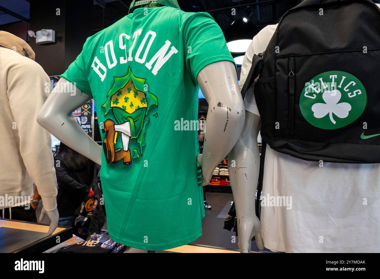 Marchandise de marque au NBA Flagship Store, 545 Fifth Avenue, New York City, États-Unis 2024 Banque D'Images